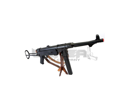 MP40 sub-machine gun replica, made of metal and plastic, with simulated loading and firing mechanism, removable magazine and adjustable leather belt.